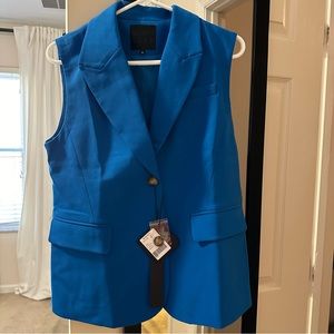 Sleeveless blazer